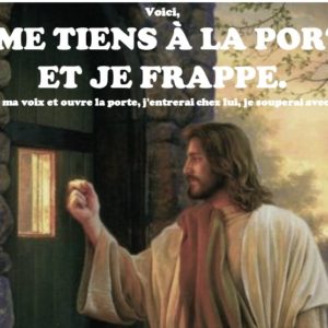 JE ME TIENS À LA PORTE ET JE FRAPPE…